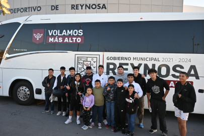 Apoya Carlos Peña Ortiz a equipo de Karate para torneo Estatal 