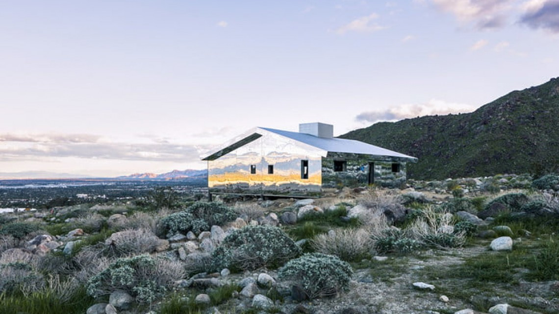 Crea artista casa de espejos en el desierto