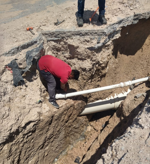 Reparó COMAPA fugas de agua en colonias 5 de diciembre y Jarachina Norte