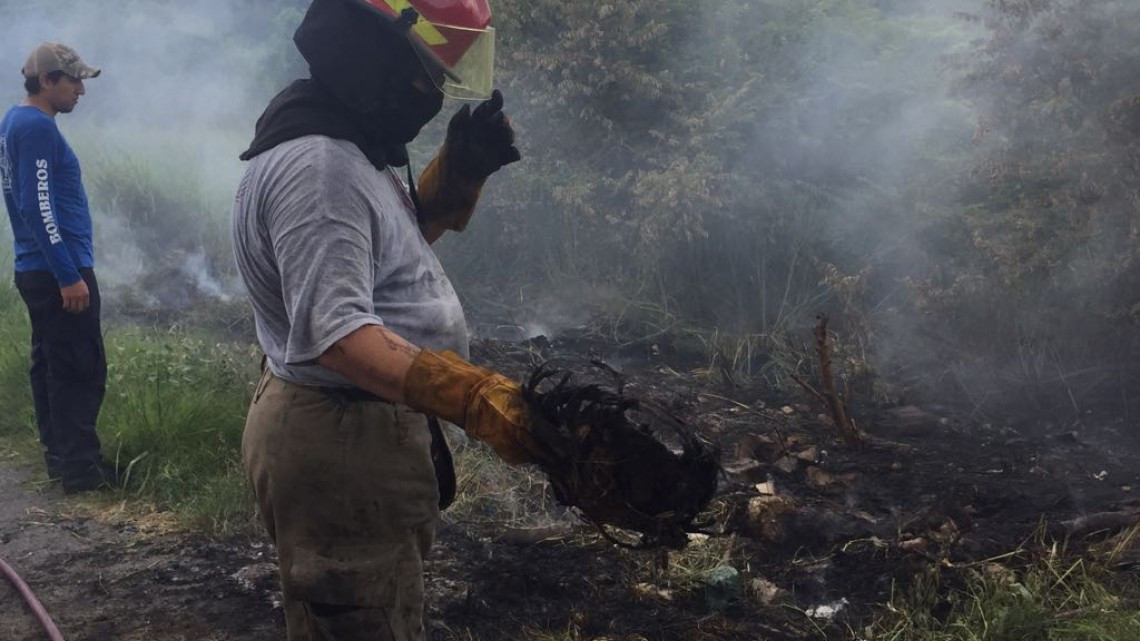 Incendio en basurero clandestino apunto de propagarse a viviendas