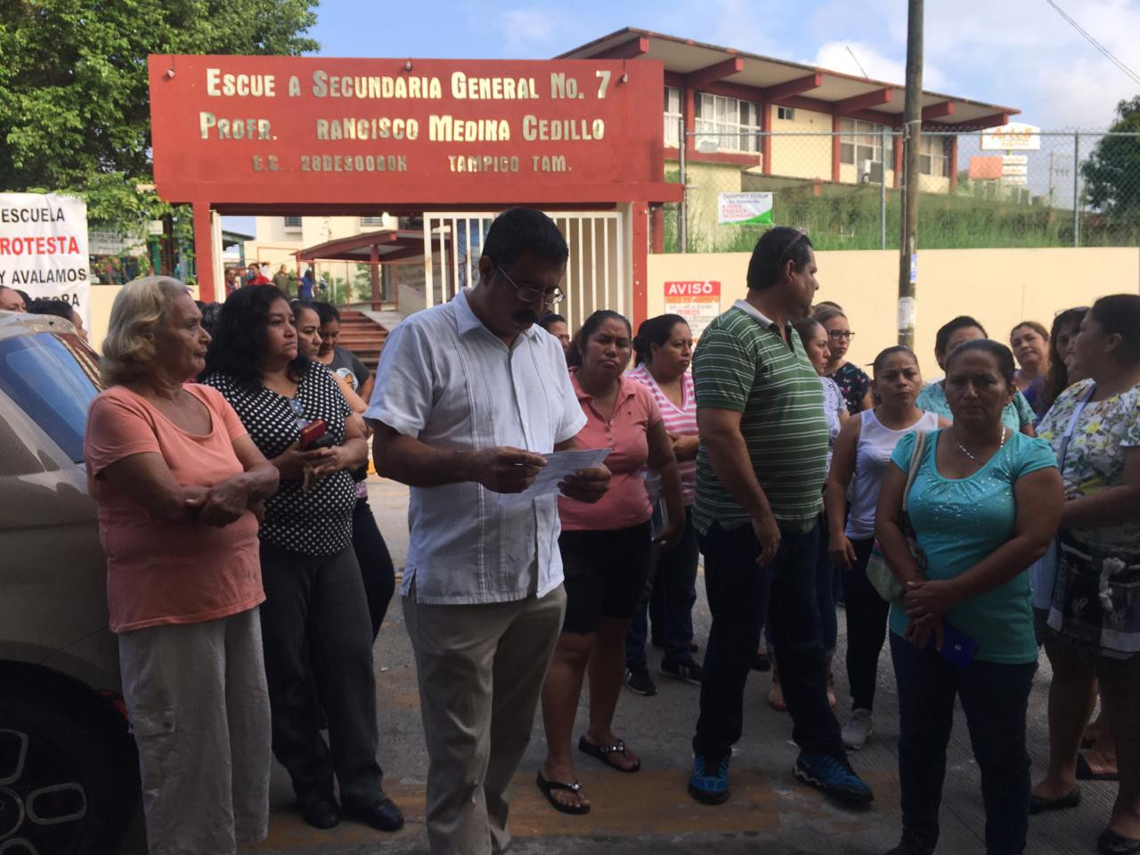 Estalla violencia en secundaria 7 tras salida de directora 