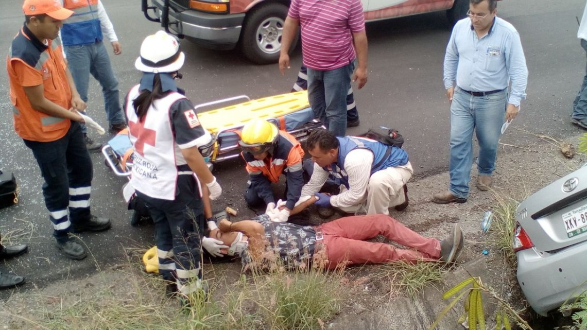 Exceso de velocidad origina volcadura en corredor urbano, tres lesionados