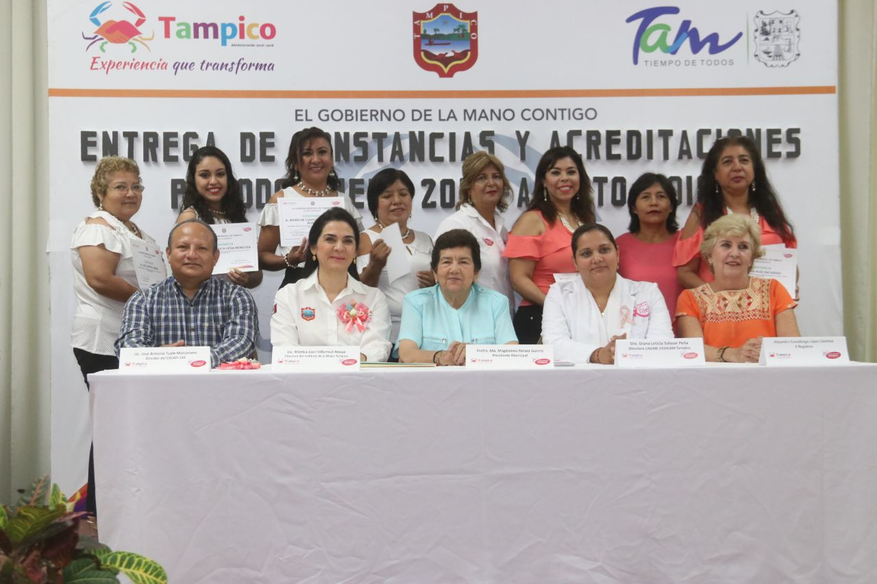 Entrega Magdalena Peraza acreditaciones a alumnas del Instituto de la Mujer