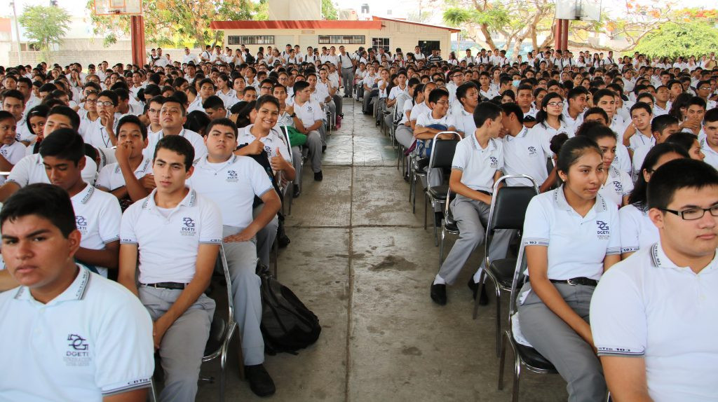 Alcalde de Madero apoya a en impulsar el desarrollo profesional de jóvenes 