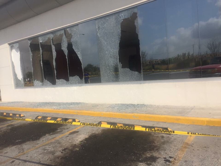 Vándalos destrozan vidrios de la CFE en Matamoros 