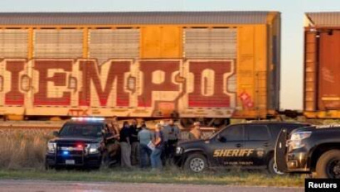 Encuentran migrantes atrapados en vagón de tren: hay 2 muertos 