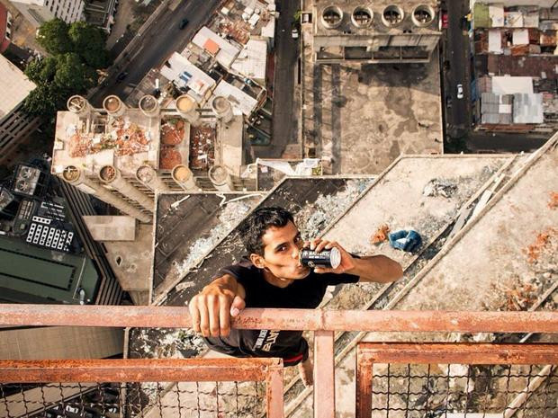 Este venezolano desafía la ley y las alturas