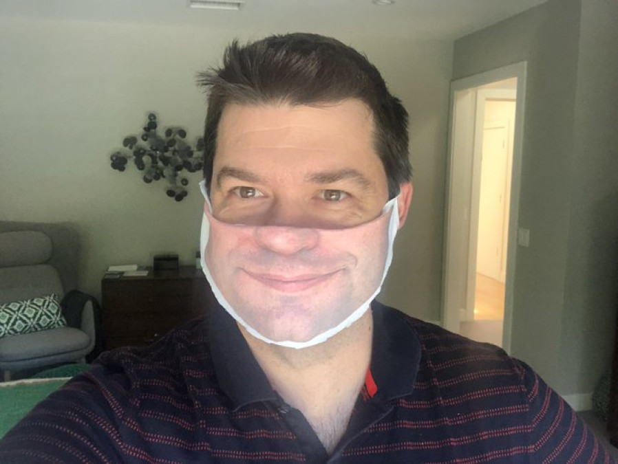 Hombre hace una original mascarilla con su foto