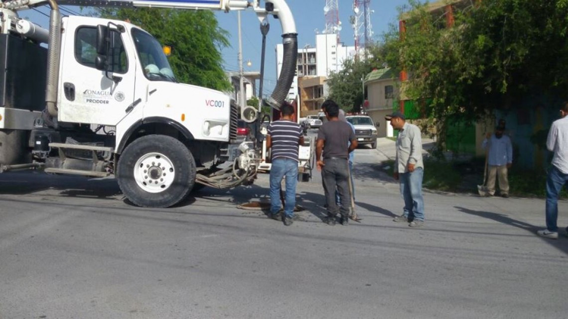 Comapa trabaja con equipo vactor