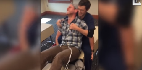 Joven universitario experimenta dolores de parto