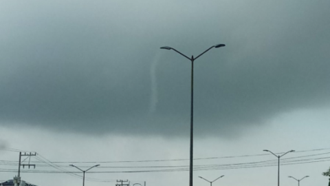 Tormenta forma una nube embudo 