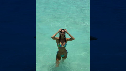 Kendall Jenner posa con diminuto traje de baño