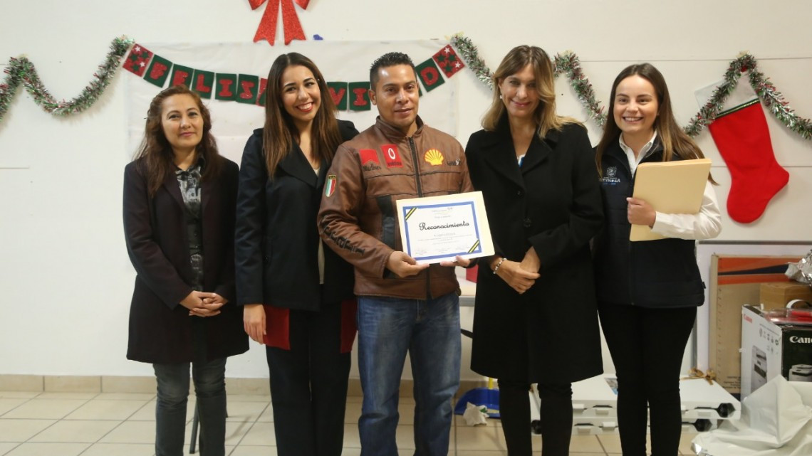 Convive Maki Ortiz con alumnos con discapacidad oral y auditiva