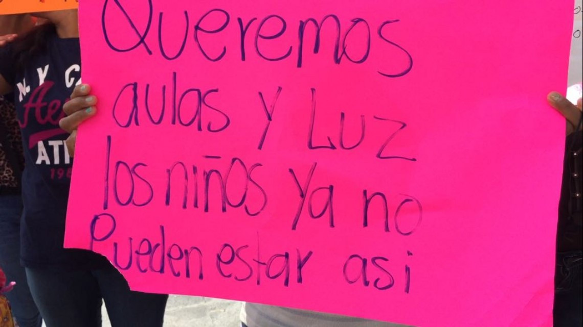 Padres de familia protestan para exigir electrificación de escuela primaria