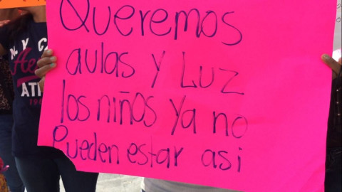 Padres de familia protestan para exigir electrificación de escuela primaria