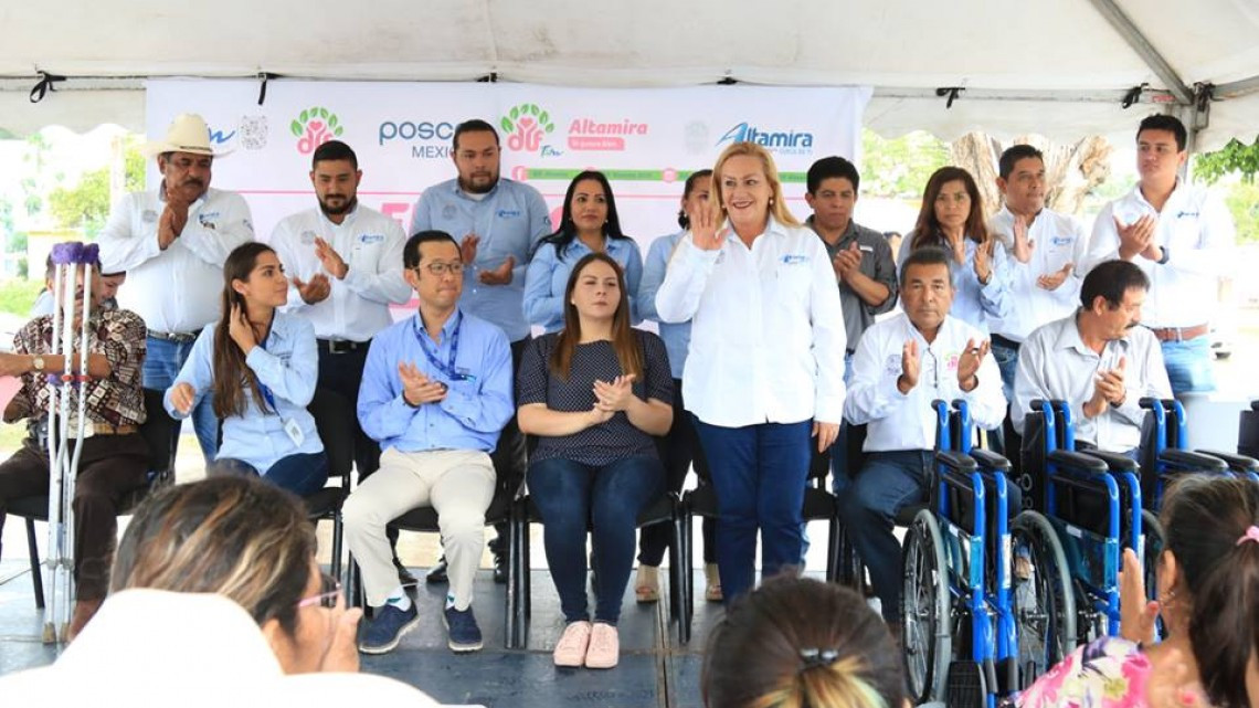 Entregan sillas de ruedas a personas con discapacidad