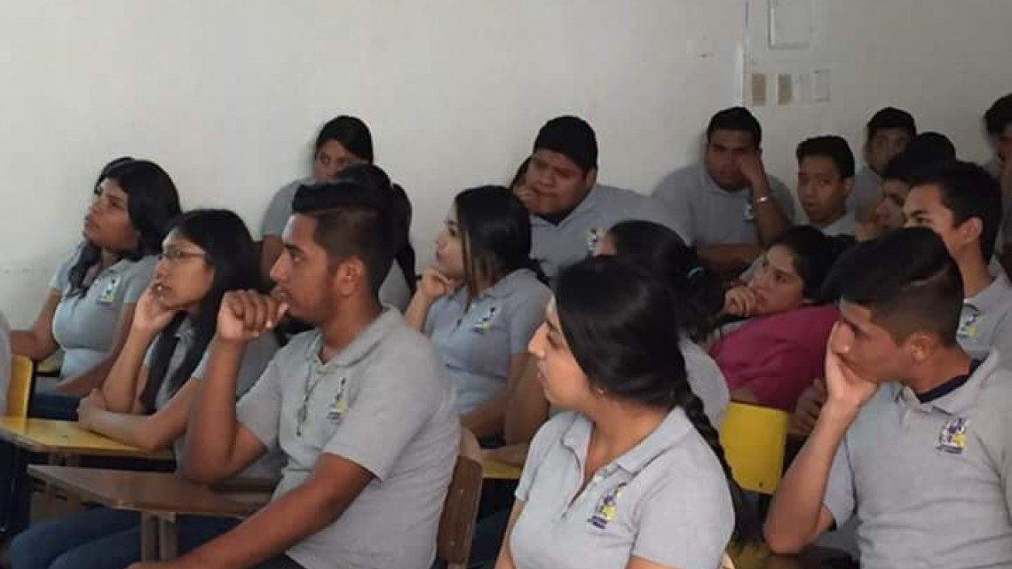 Imparten conferencia "Ser Proactivo" a universitarios