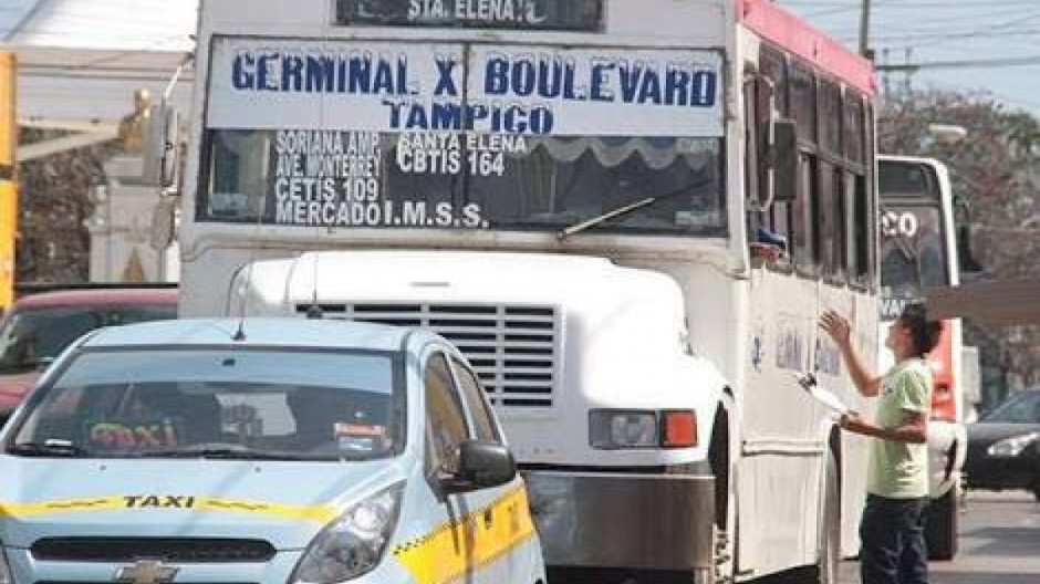 Anuncian transportistas paro de labores para el lunes 24 de abril