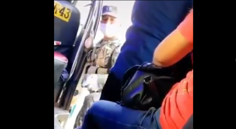Militar en Perú pide a pasajeros que tomen conciencia acerca de la situación de COVID-19