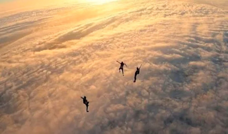 Paracaidistas atraviesan inmensa 'muralla' de nubes 