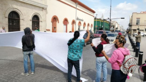 Se manifiestan frente a palacio municipal y cierran circulación vial