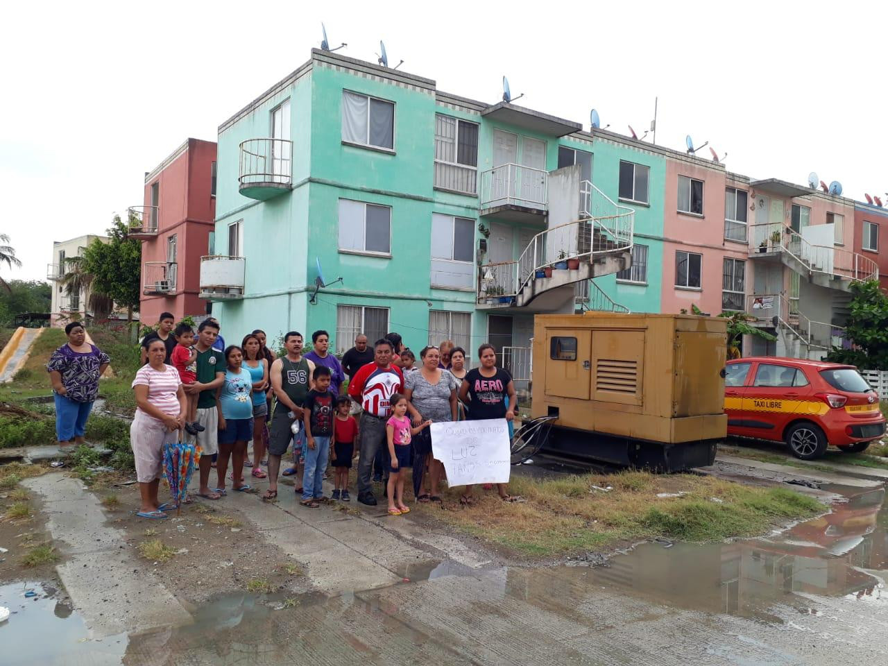 Familias viven en fraccionamiento sin energía eléctrica, piden auxilio