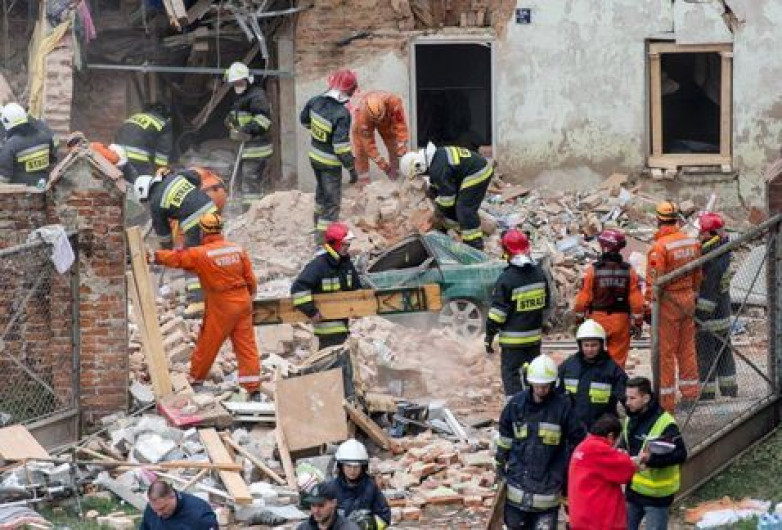 Mueren 6 personas tras derrumbarse edificio en Polonia