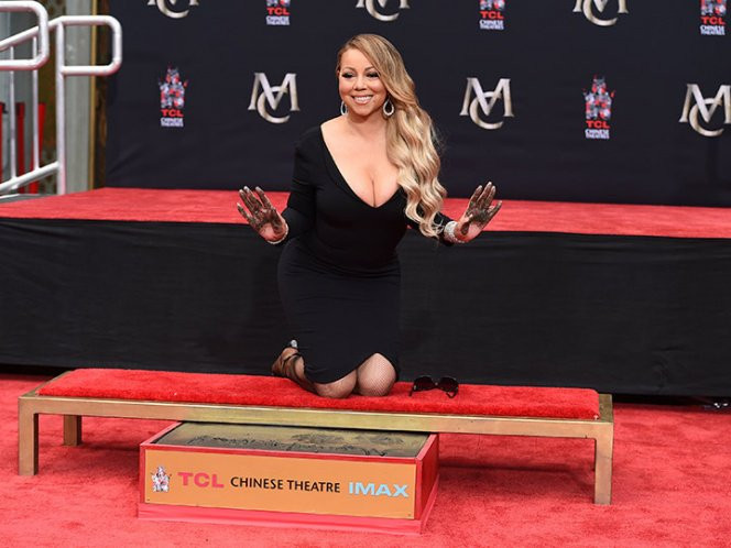 Mariah Carey deja sus huellas en Hollywood 