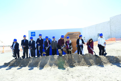 Coloca Américo primera piedra de nueva planta Medline en Nuevo Laredo