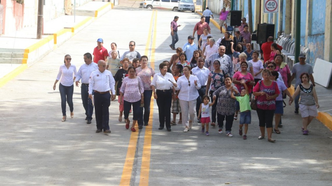 Inaugura Ayuntamiento porteño pavimentación de 4 vialidades