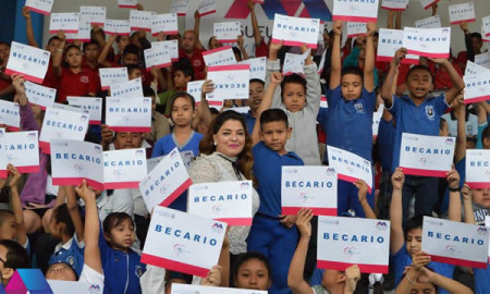 Alcaldesa Rosy Corro hace entrega de becas “Cuenta Conmigo”