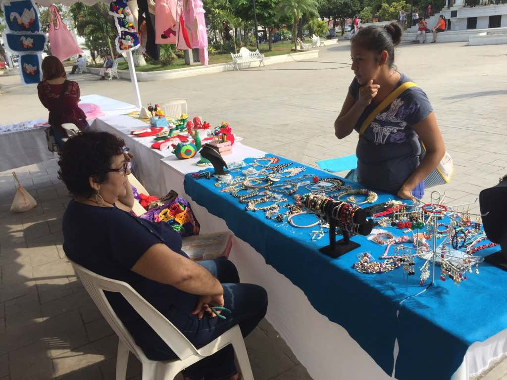 Arte y manualidades, son expuestas por mujeres estudiantes de los Cedif