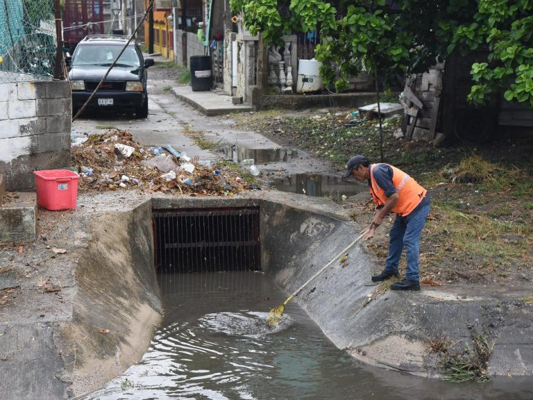 Desazolve permanente de la red hidráulica, factor clave para evitar inundaciones: Alcalde