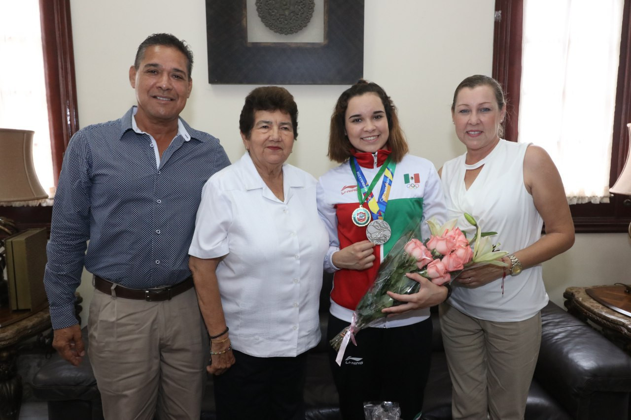 Reconoce Magdalena Peraza a Leida Damaris Juárez Aladro
