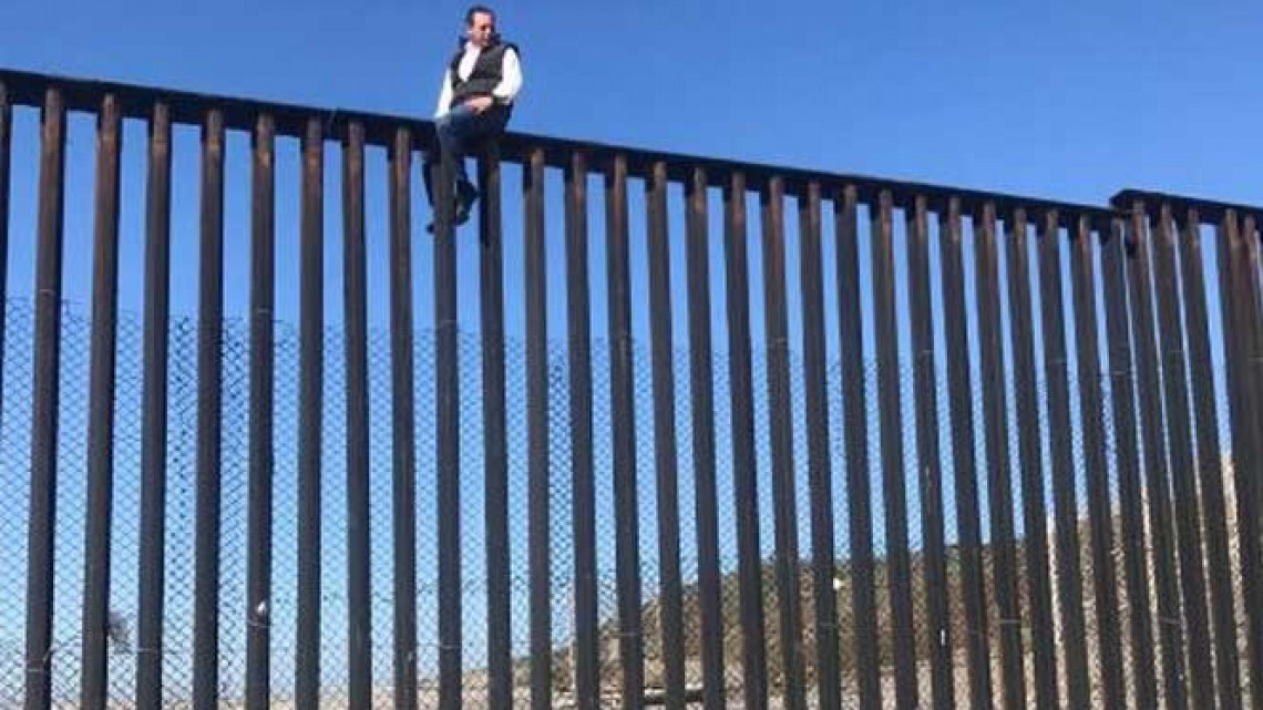 Diputado del PRI escala el muro fronterizo en Tijuana