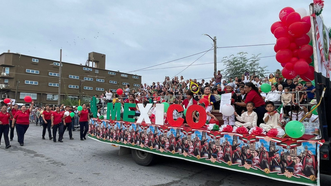 Disfrutan familias desfile por 214 años de la Independencia de México