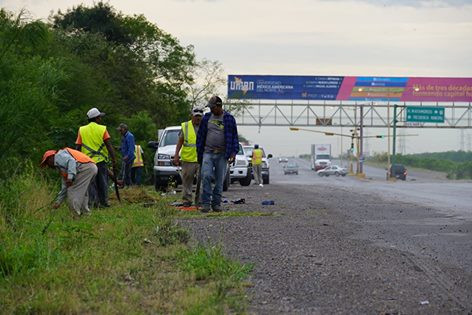 Cuadrilla de limpieza realiza labores en libramiento