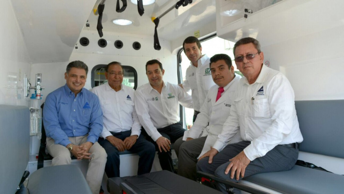 Entrega delegado del IMSS ambulancia a Cámara de comercio de valle hermoso