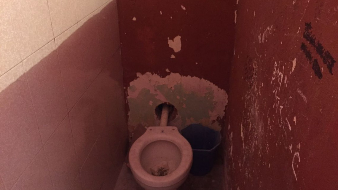 Carece escuela primaria de sanitarios dignos