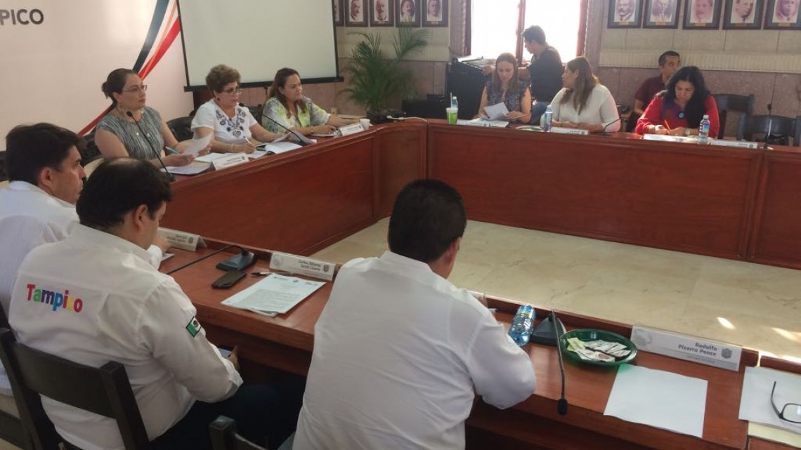 Entre abucheos, nombran a director de obras públicas