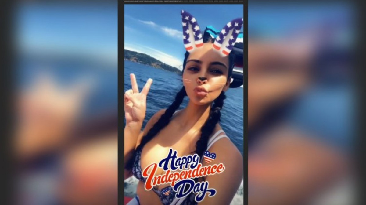 Kim Kardashian haciendo 'wake surf' por primera vez