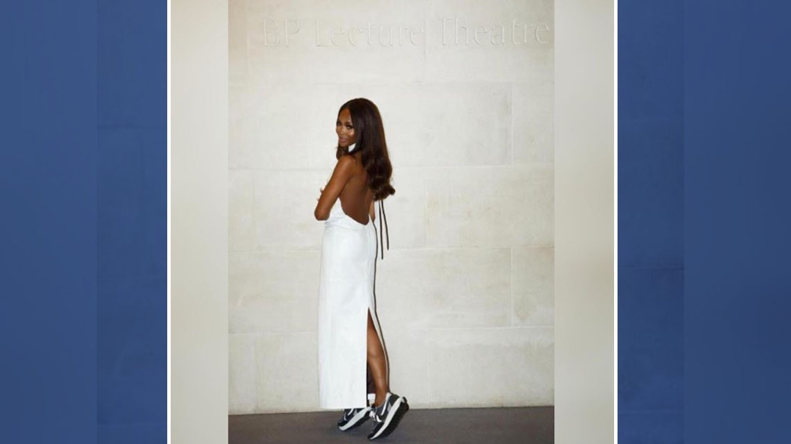 Naomi Campbell causa indignación por su atuendo