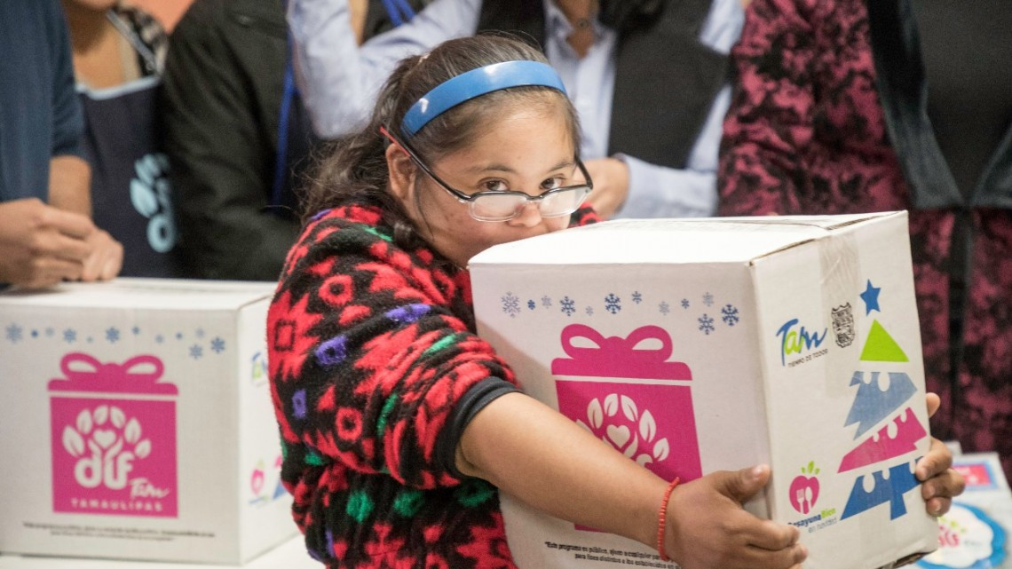 Entrega DIF dotaciones "Desayuna bien en navidad"