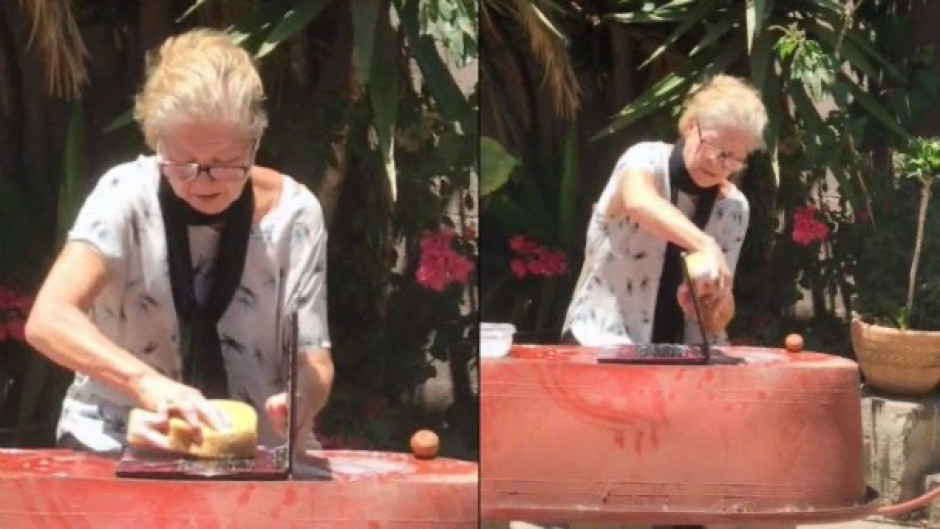 Abuelita limpia laptop de su nieto con agua y jabón