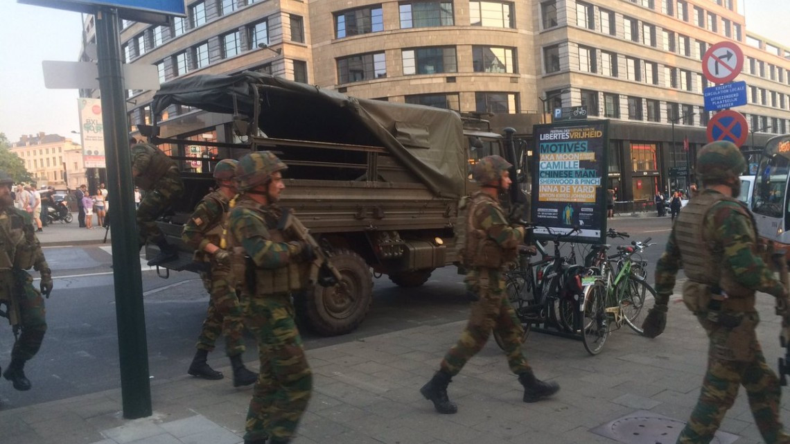 Alerta de bomba en Bruselas; abaten a sospechoso con explosivo 