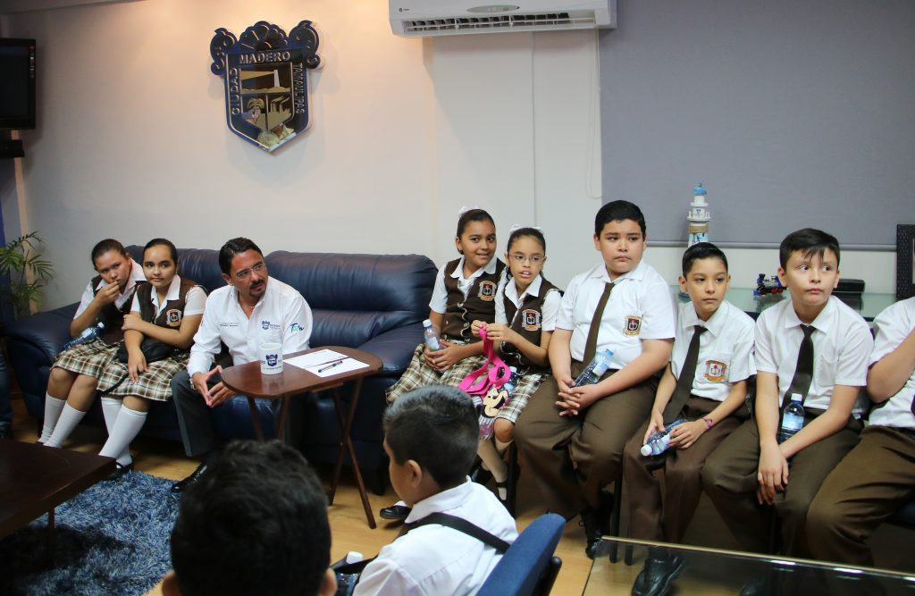 Reconocen labor de Andrés Zorrilla en área educativa 