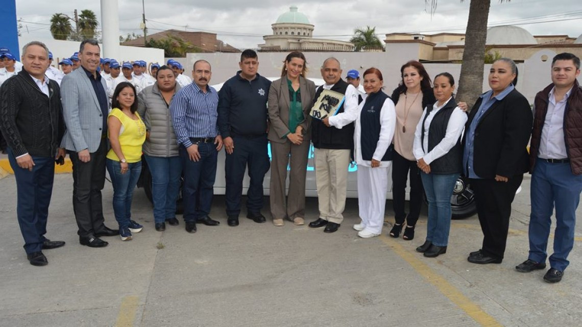 Ayuntamiento felicita a policías en su día