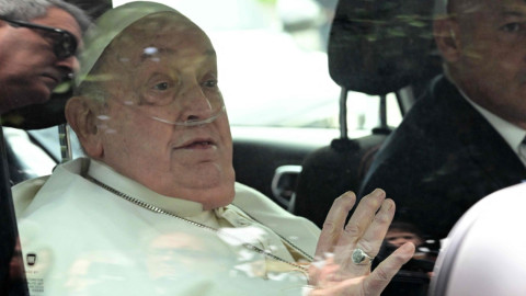 Papa Francisco abandona el hospital y reaparece en público