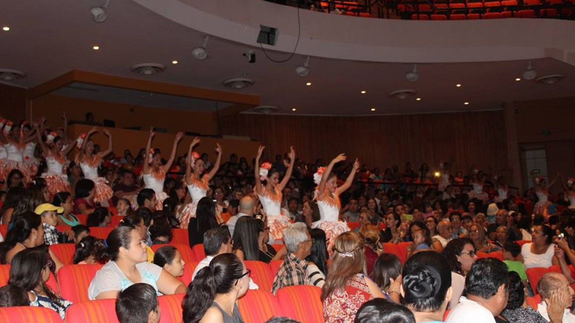 Alcaldesa asiste a presentación del ballet clásico "Alicia en el país de las maravillas"