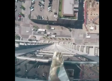 Piscina con cristal como fondo, nueva atracción en edificio de Houston